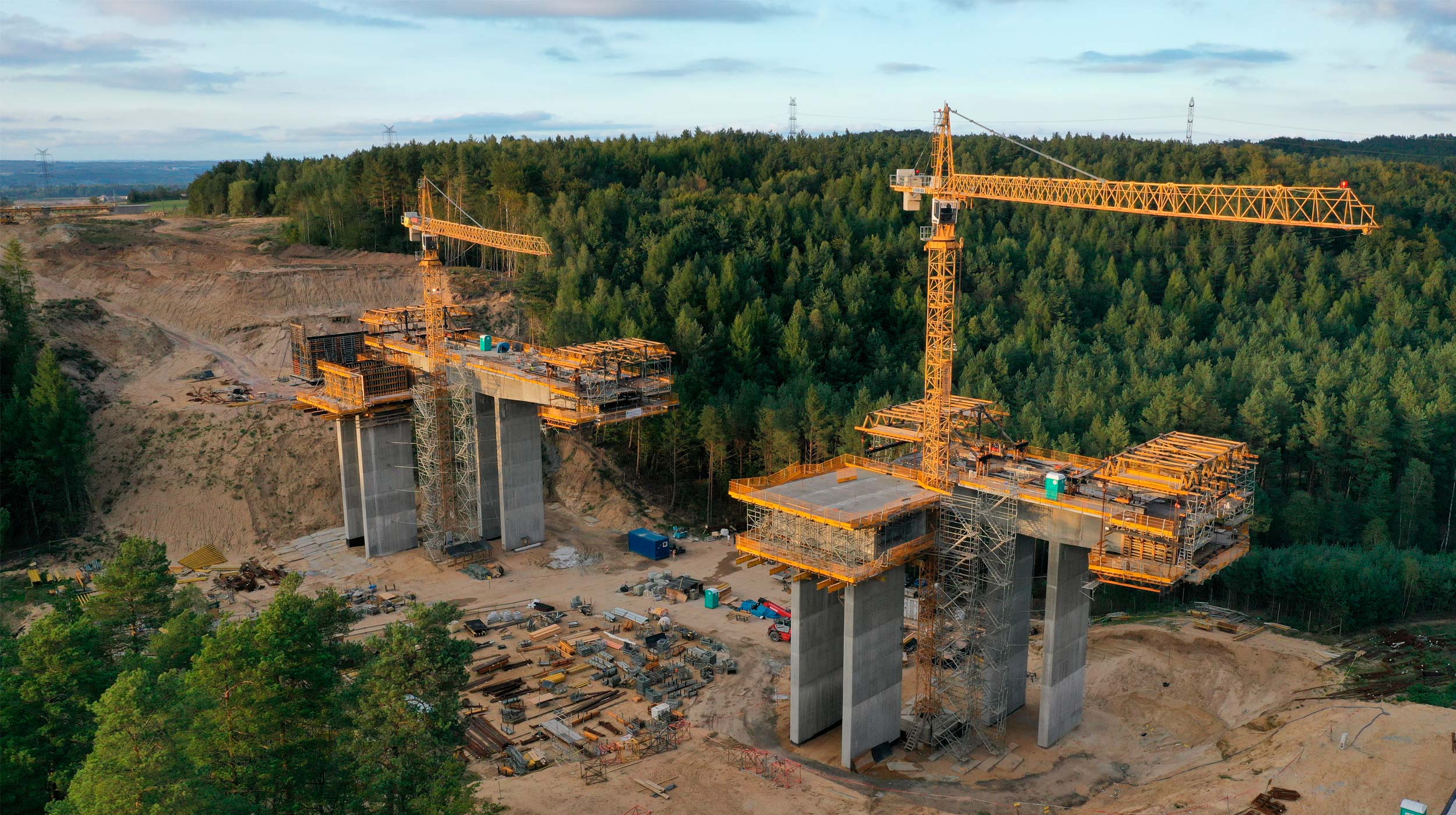 Estakada ze względu na trudne warunki terenowe realizowana jest w technologii betonowania nawisowego.