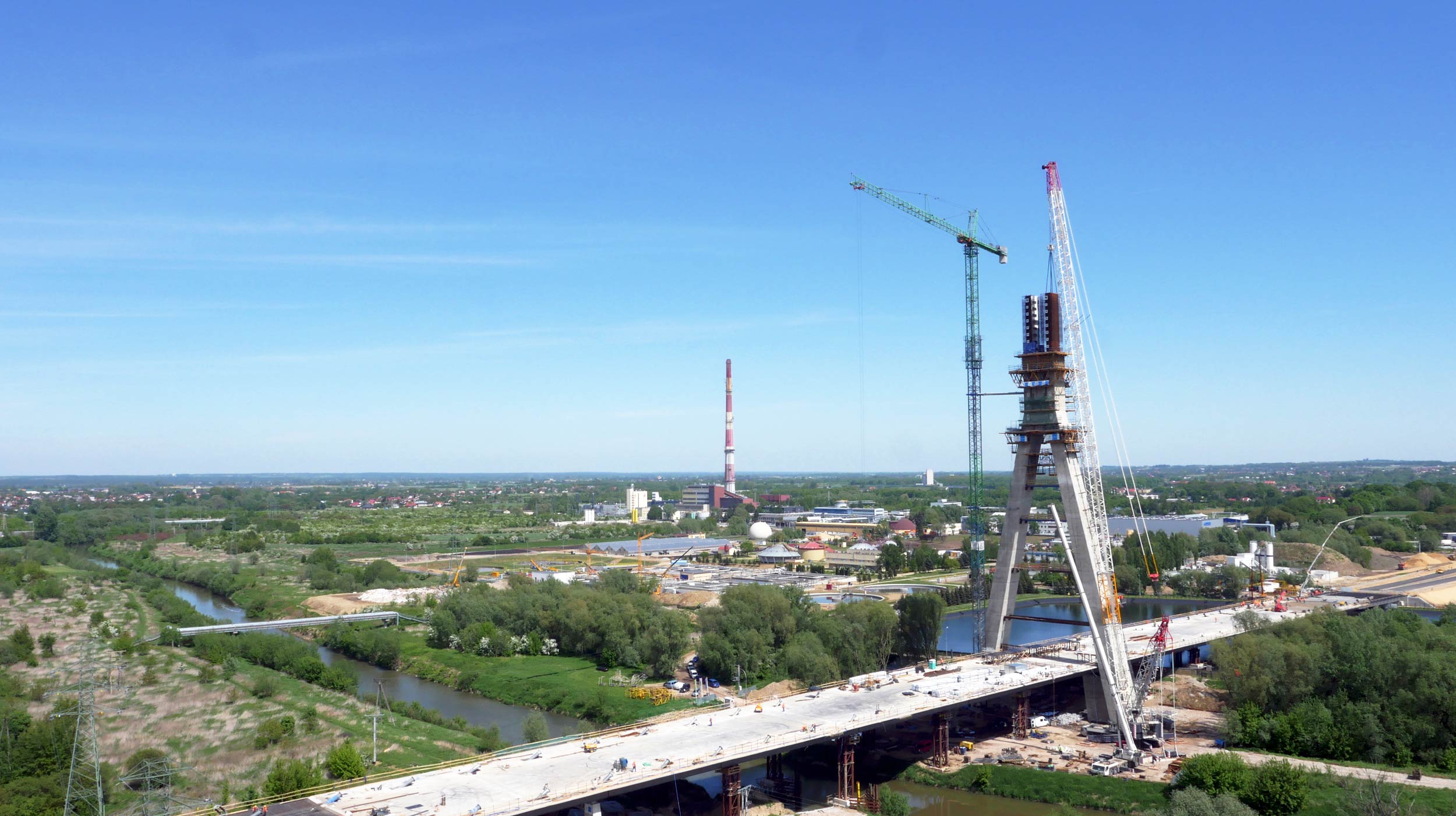 Dominującym elementem wartej ponad 180 mln złotych inwestycji jest pylon mostu, którego wysokość wynosi 108,5 m.