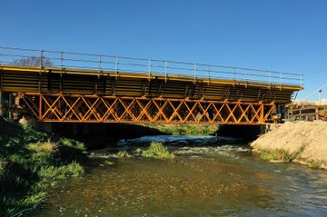 24-metrowe kratownice H-33 na budowie mostu w Ostrowcu Świętokrzyskim