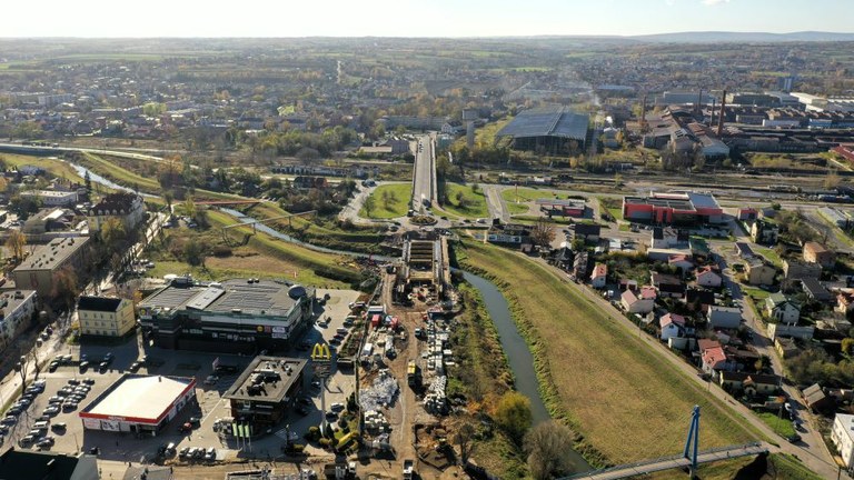 24-metrowe kratownice H-33 na budowie mostu w Ostrowcu Świętokrzyskim