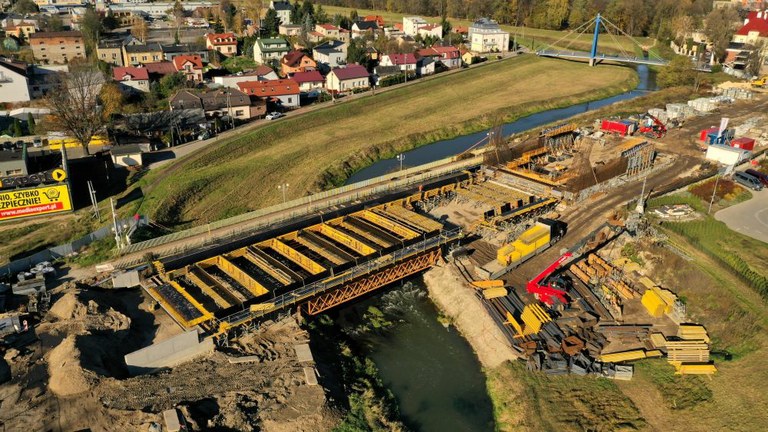 24-metrowe kratownice H-33 na budowie mostu w Ostrowcu Świętokrzyskim