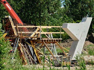 Deskowania szyte na miarę na budowie kładki pieszo-rowerowej w Koninie