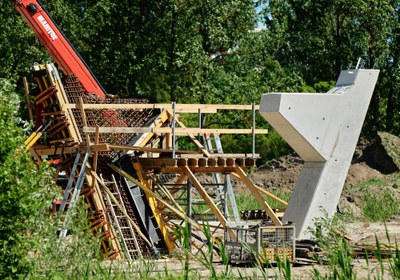 Deskowania szyte na miarę na budowie kładki pieszo-rowerowej w Koninie